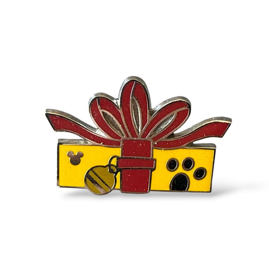 Cast Lanyard Character Presents Pluto Hidden Mickey Pin