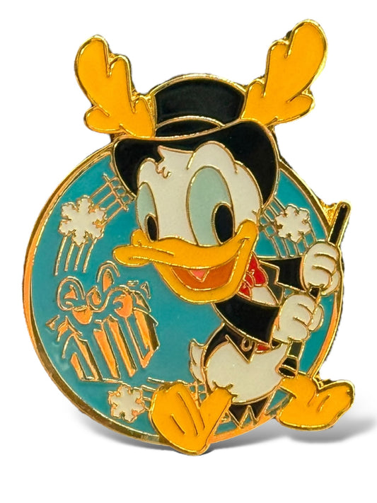 TDR Game Prize Holiday Outfit Donald Pin