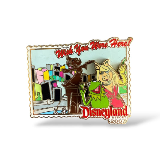 DLR Wish You Were Here 2007 Sorcerer Mickey Fountain Kermit and Miss Piggy Pin