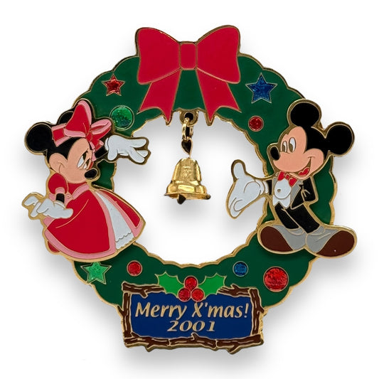 JDS Christmas 2001 Mickey & Minnie Mouse Wreath Pin